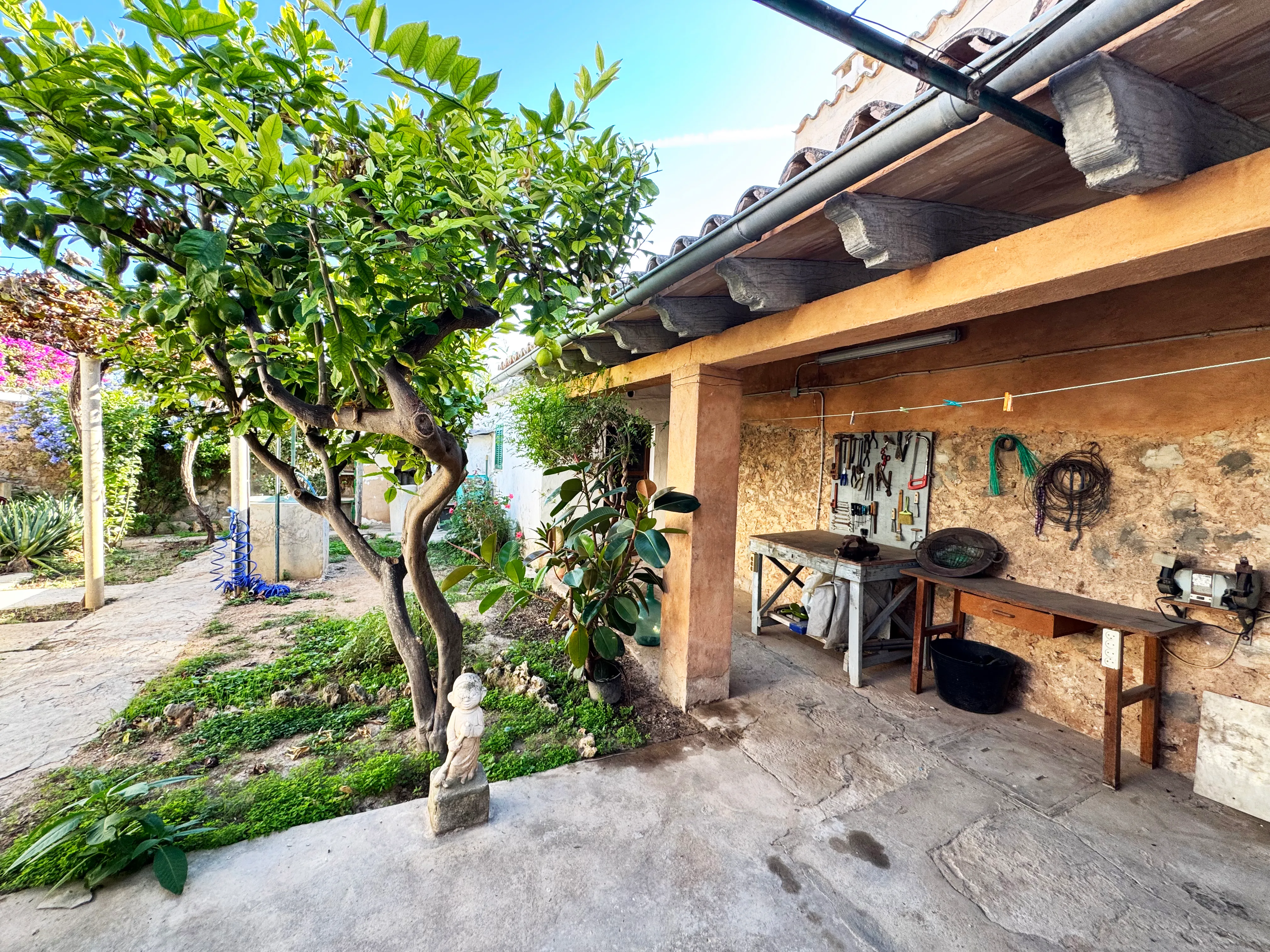 Ground-floor townhouse with expansion potential and beautiful garden-2