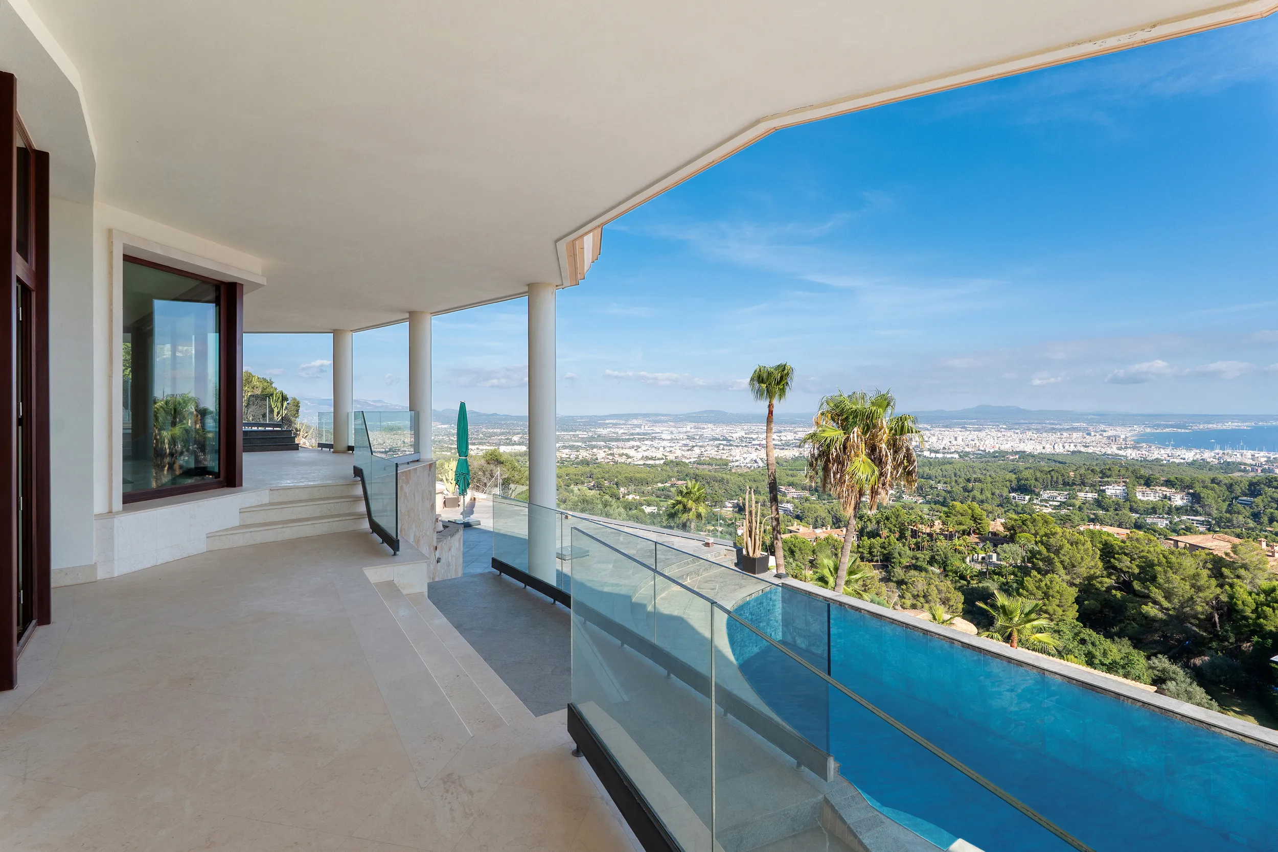 Magnifique villa avec vue imprenable sur la mer-9