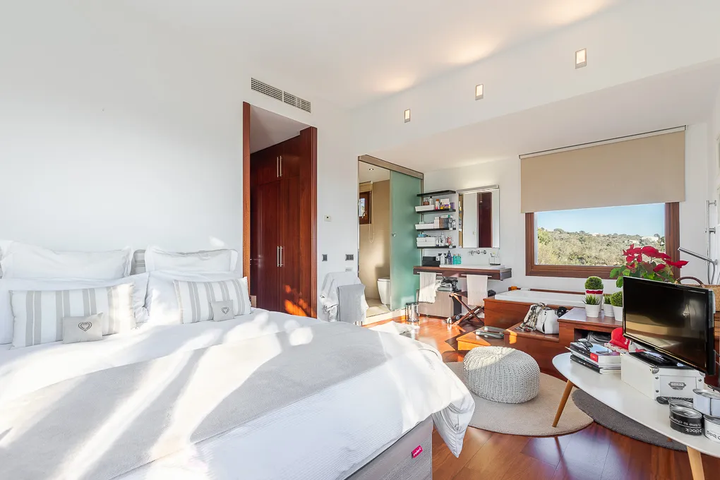 High-quality country house in exclusive location-16