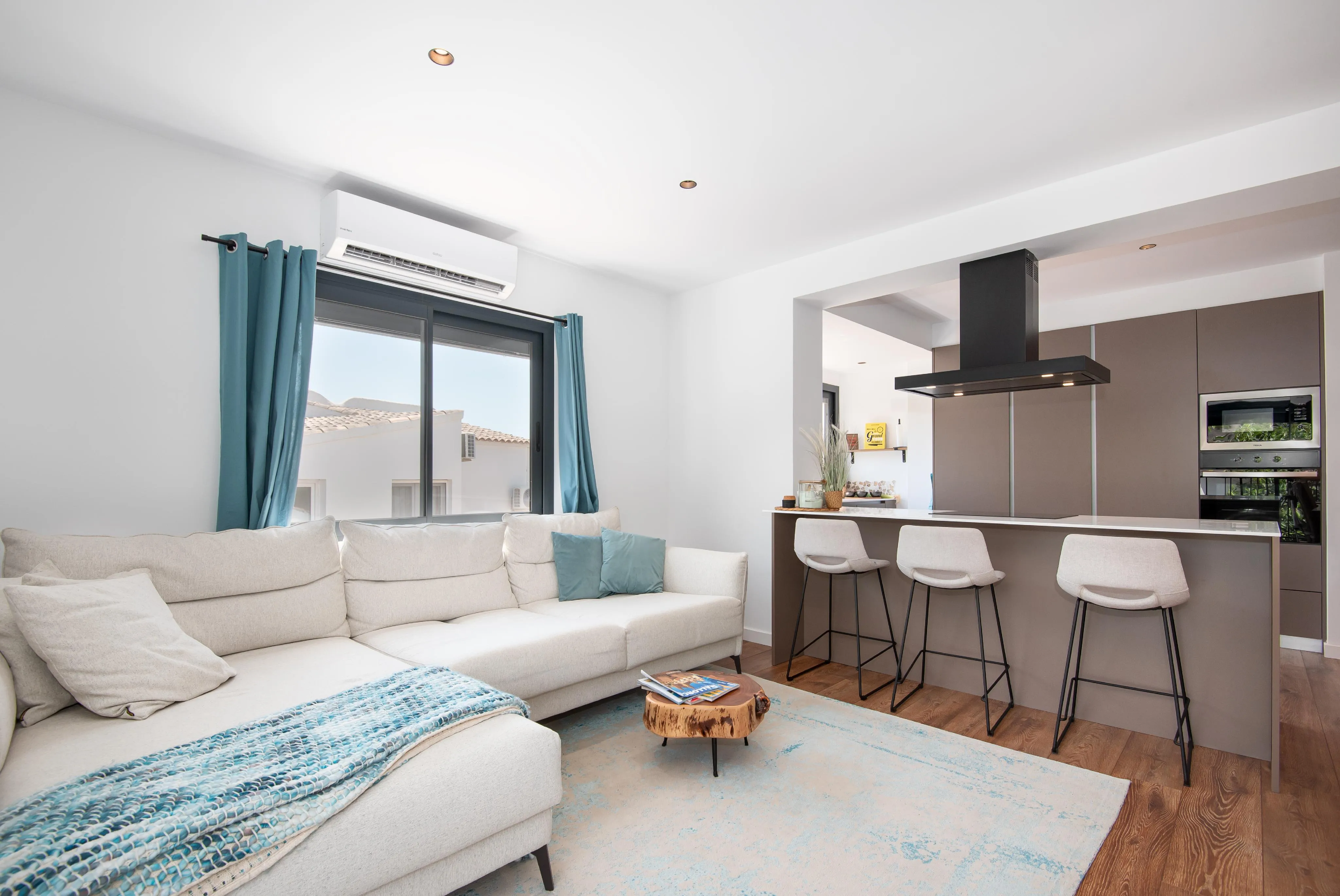 Renovated penthouse with sea views-2