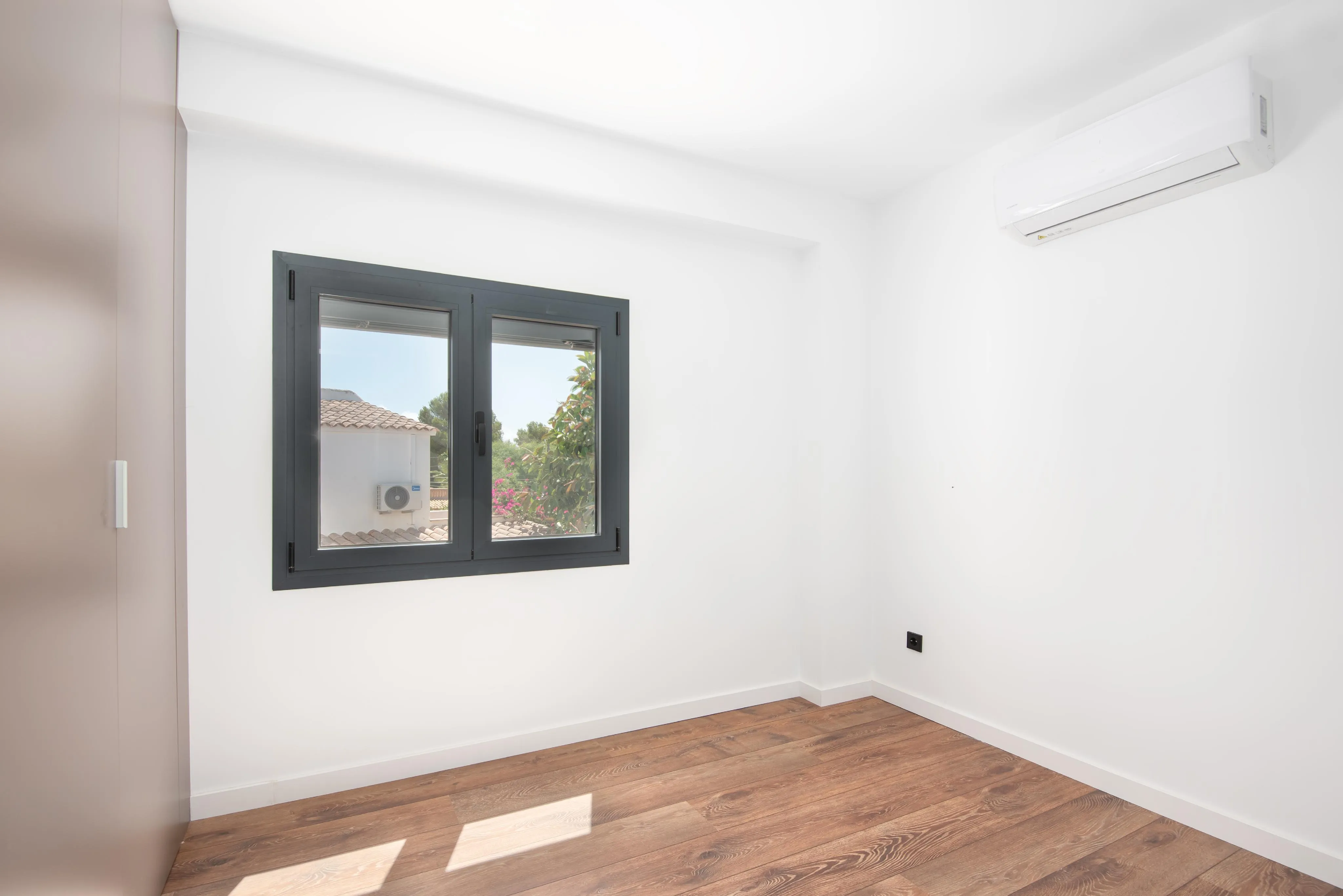 Renovated penthouse with sea views-14