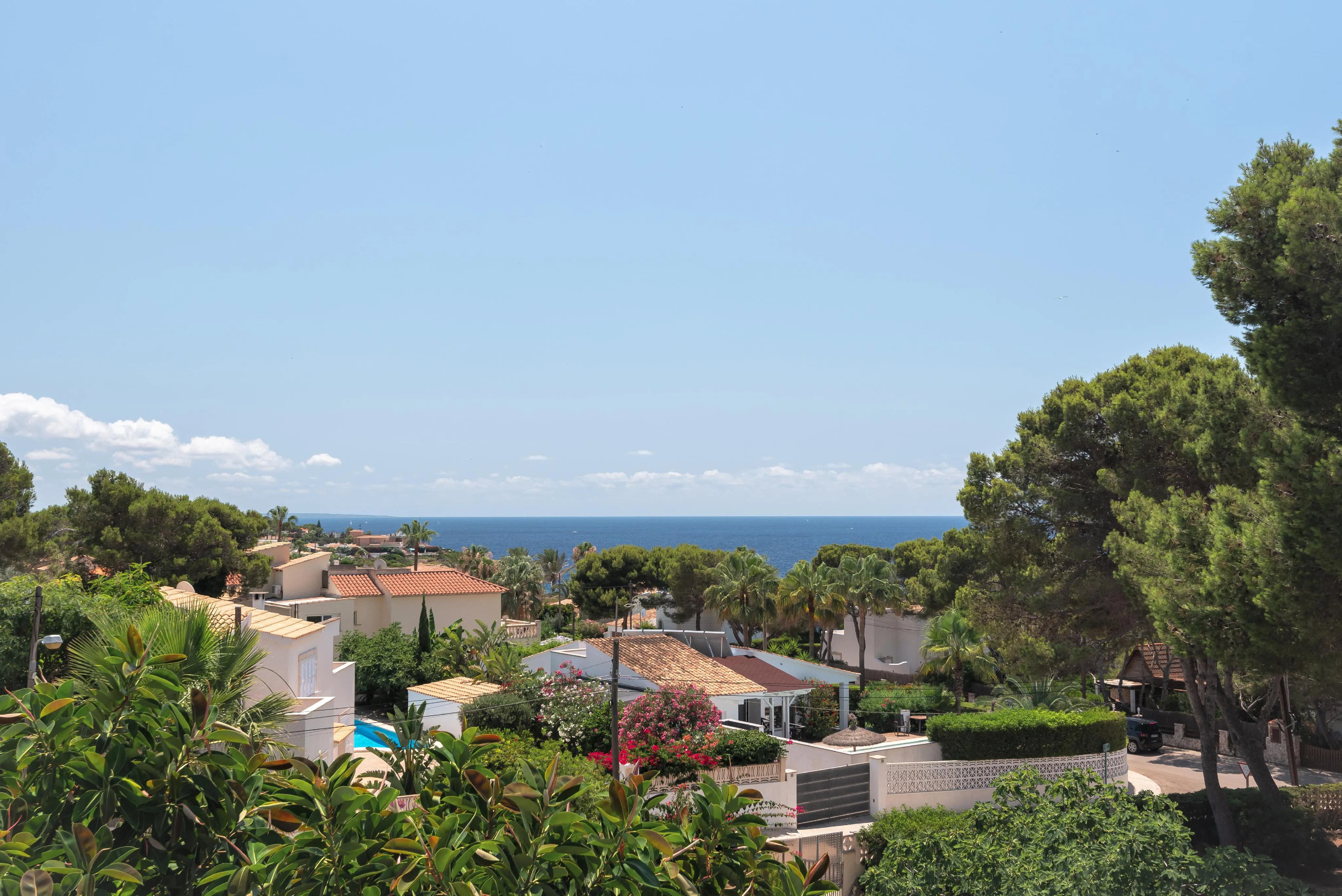 Renovated penthouse with sea views-15