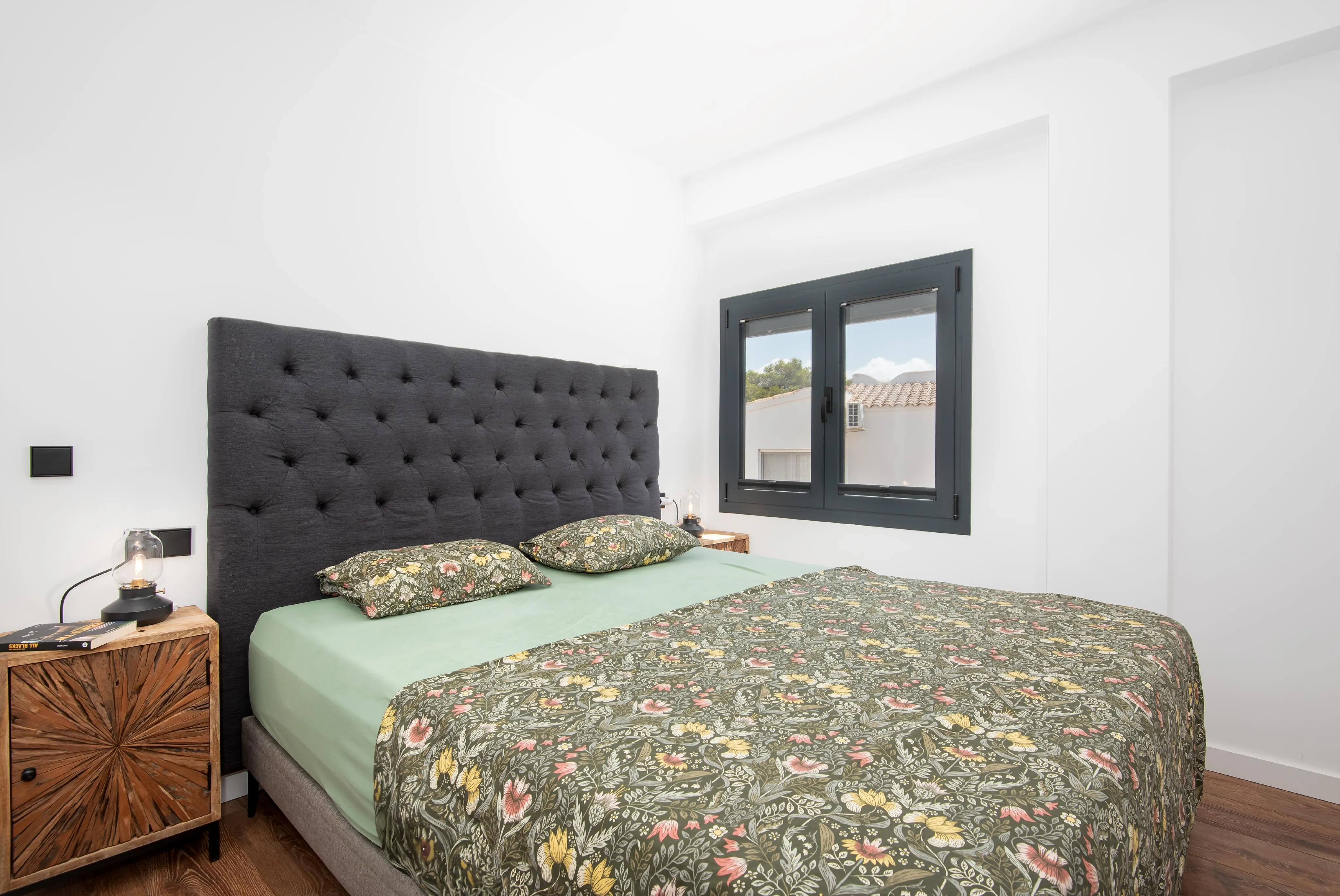 Renovated penthouse with sea views-11