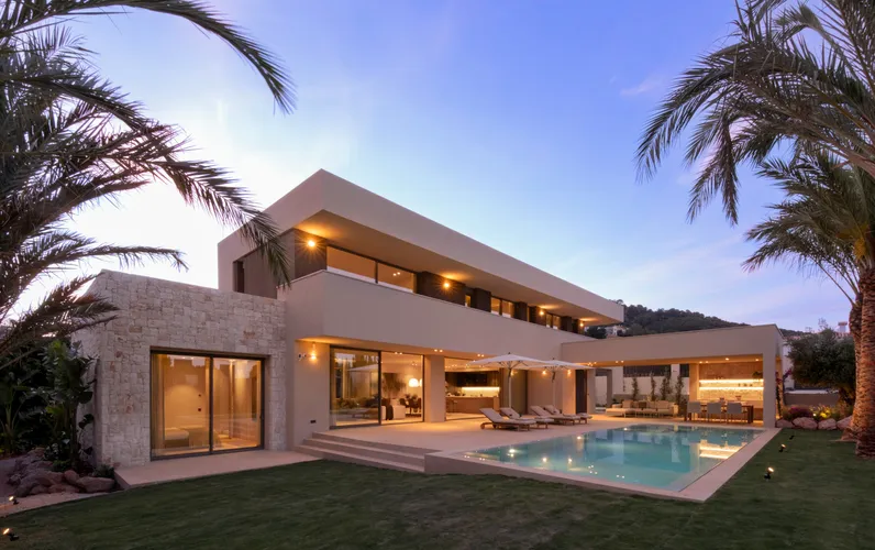 Geschmackvolle Neubauvilla im mediterranen Stil