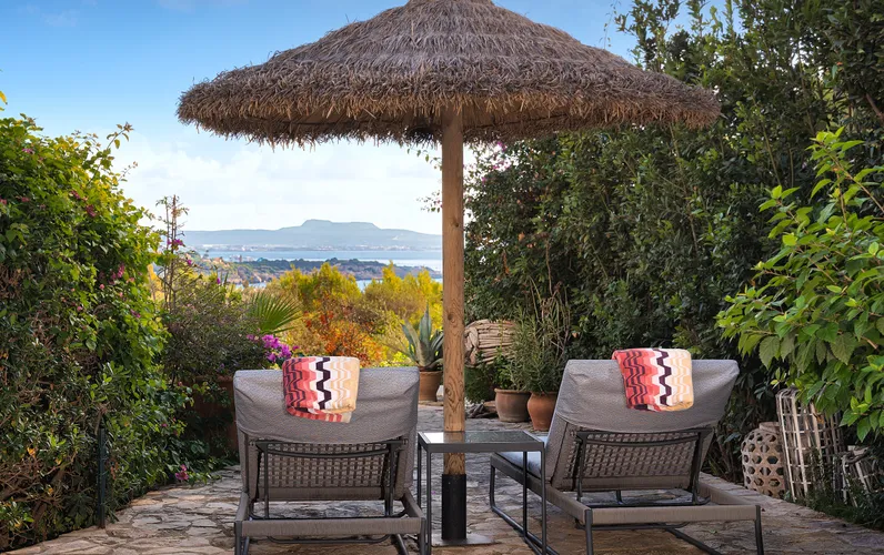 Eleganckie mieszkanie w ogrodzie z zapierającym dech w piersiach widokiem na morze w Bendinat