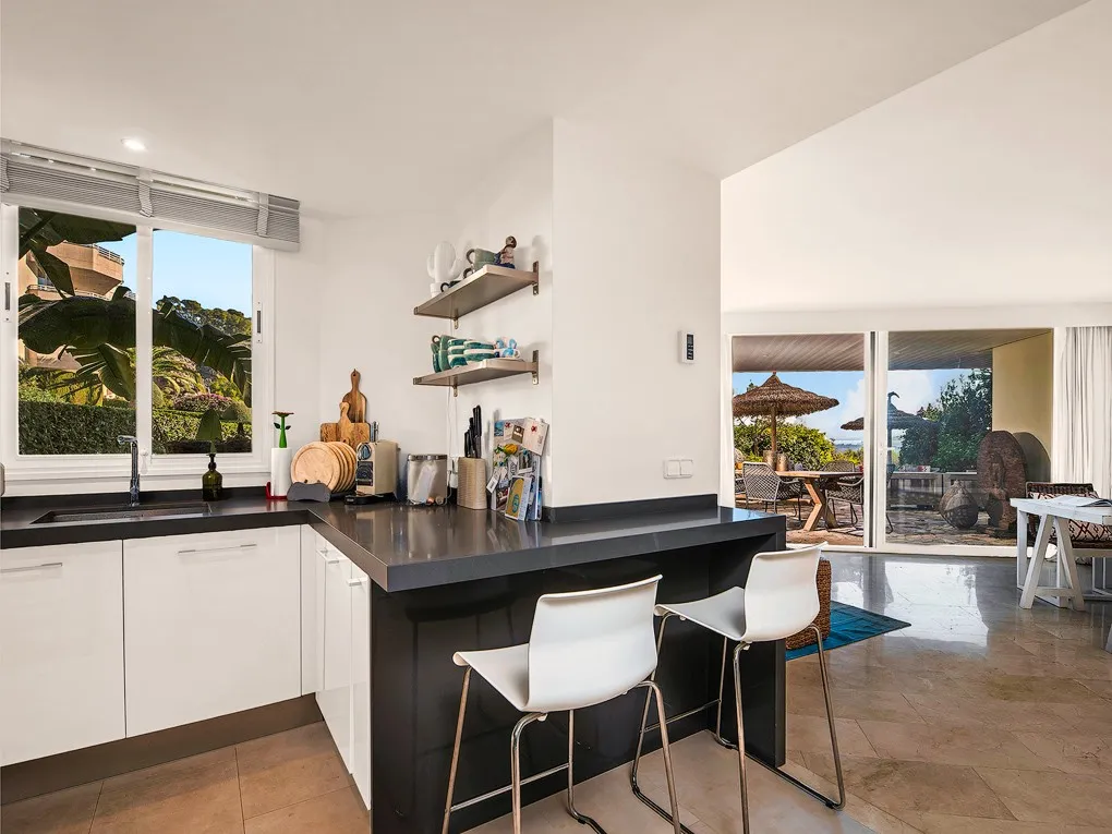 Elegant trädgårdslägenhet med hisnande havsutsikt i Bendinat-6