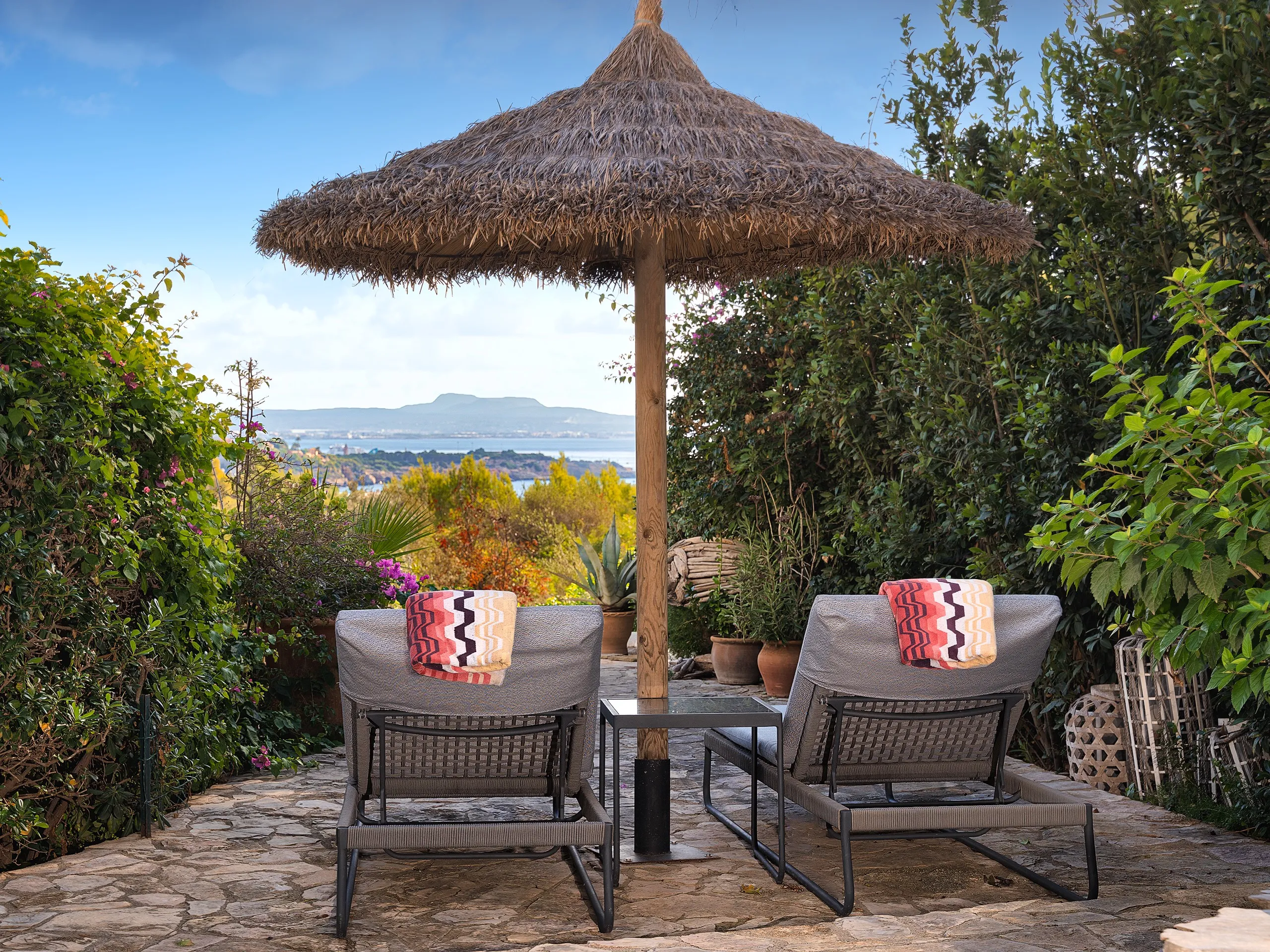 Elegant trädgårdslägenhet med hisnande havsutsikt i Bendinat-1