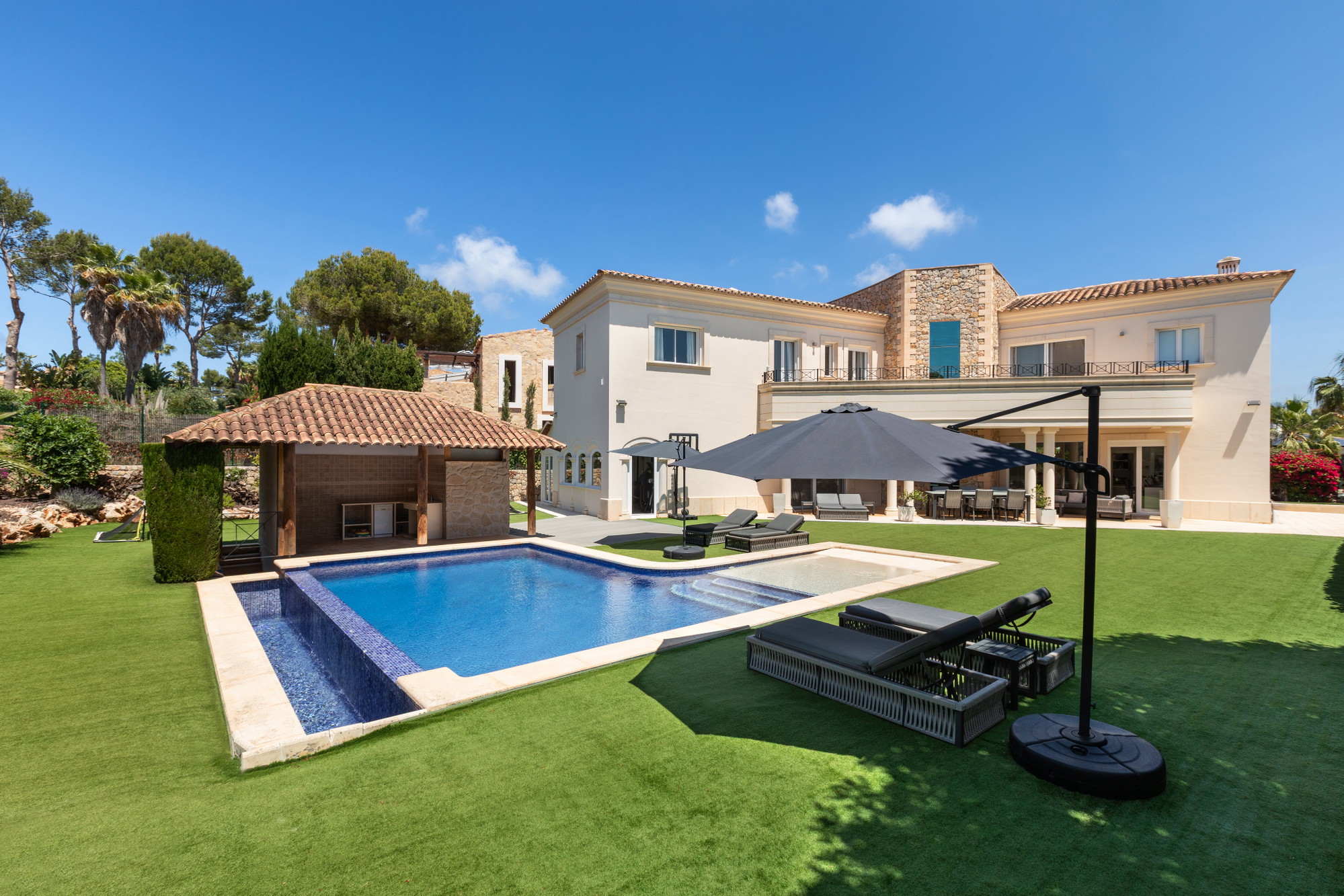 Sunny family villa near Port Adriano