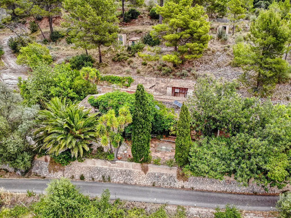 Finca i behov av renovering i ett lugnt läge med mycket mark-16