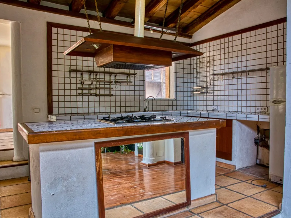 Finca i behov av renovering i ett lugnt läge med mycket mark-12