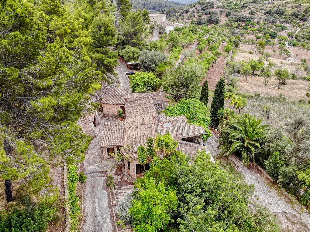 Finca para reformar en zona tranquila con mucho terreno-1