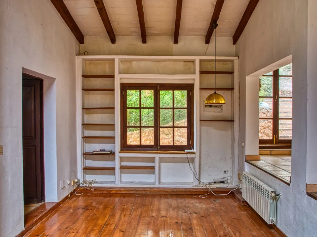 Finca i behov av renovering i ett lugnt läge med mycket mark-7