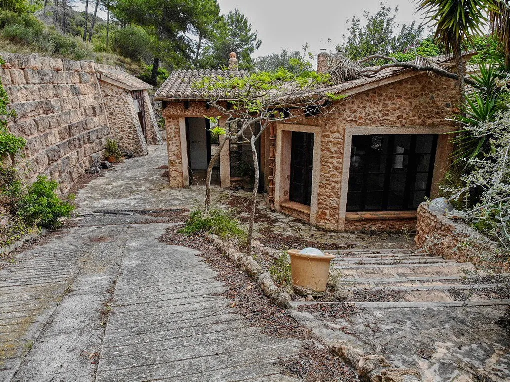 Finca i behov av renovering i ett lugnt läge med mycket mark-15