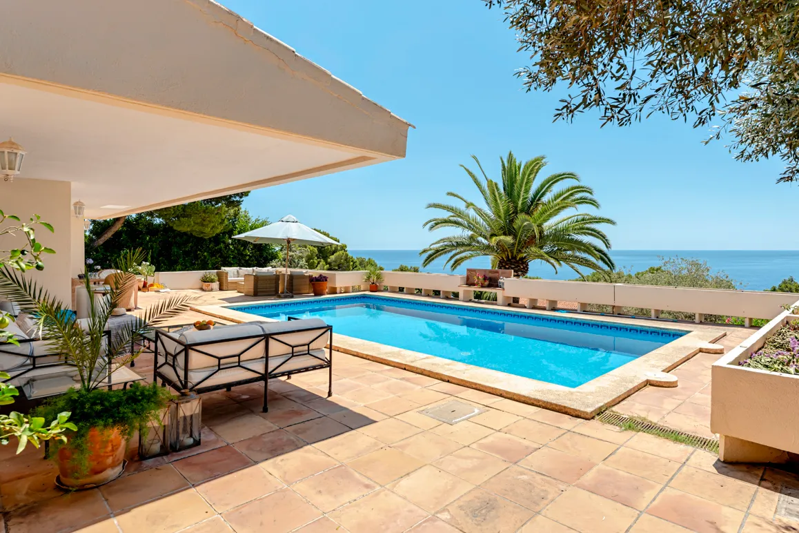 Villa with feel-good ambience and stunning sea views-2