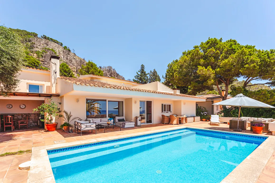 Villa with feel-good ambience and stunning sea views-1