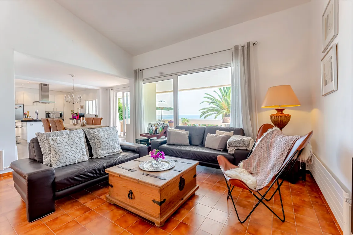 Villa with feel-good ambience and stunning sea views-7