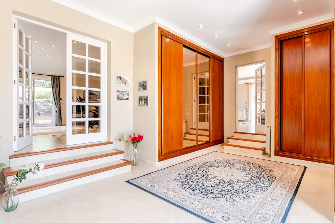 Villa with feel-good ambience and stunning sea views-8