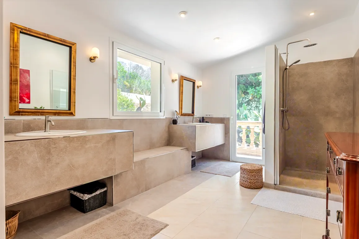 Villa with feel-good ambience and stunning sea views-11