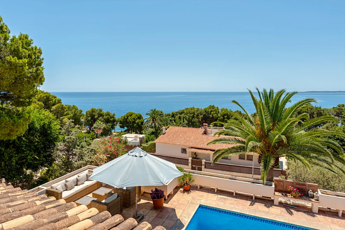 Villa with feel-good ambience and stunning sea views-12