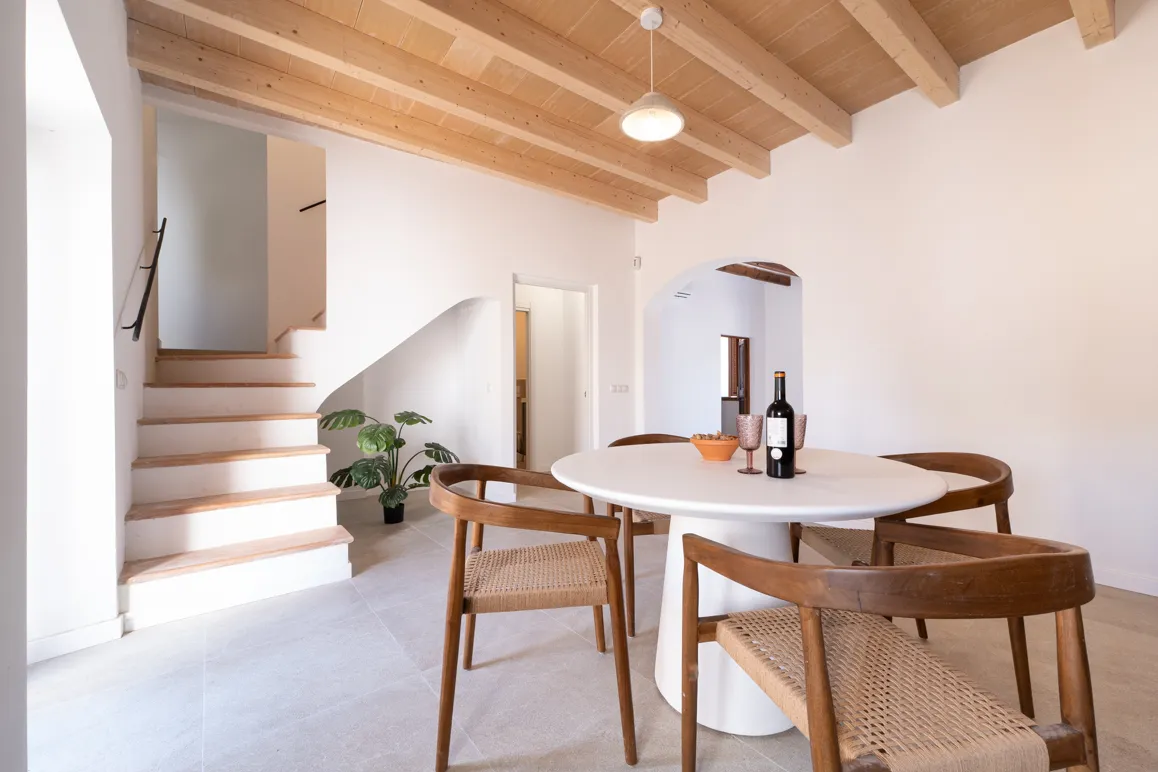 Stilfuldt renoveret byhus med terrasse i hjertet af Capdepera-2
