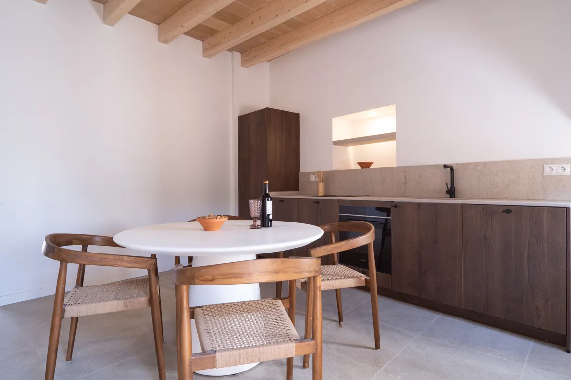 Stilfuldt renoveret byhus med terrasse i hjertet af Capdepera-5