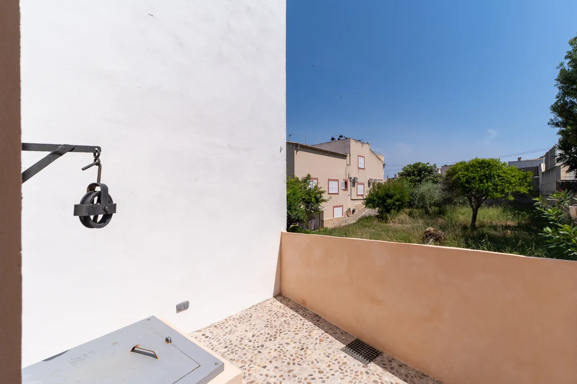 Stilfuldt renoveret byhus med terrasse i hjertet af Capdepera-7
