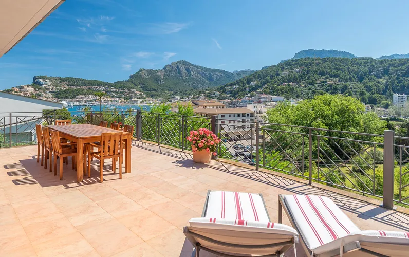 Spettacolare villa con piscina e vista sul porto