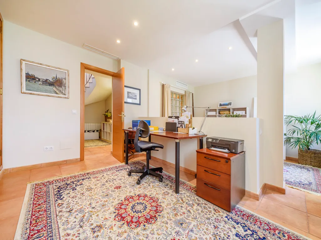 Espectacular vila amb piscina i vistes al port-20