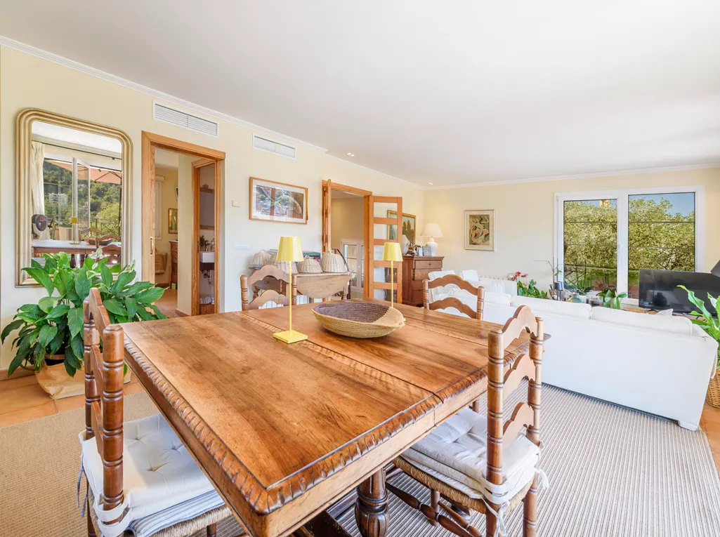 Espectacular vila amb piscina i vistes al port-9