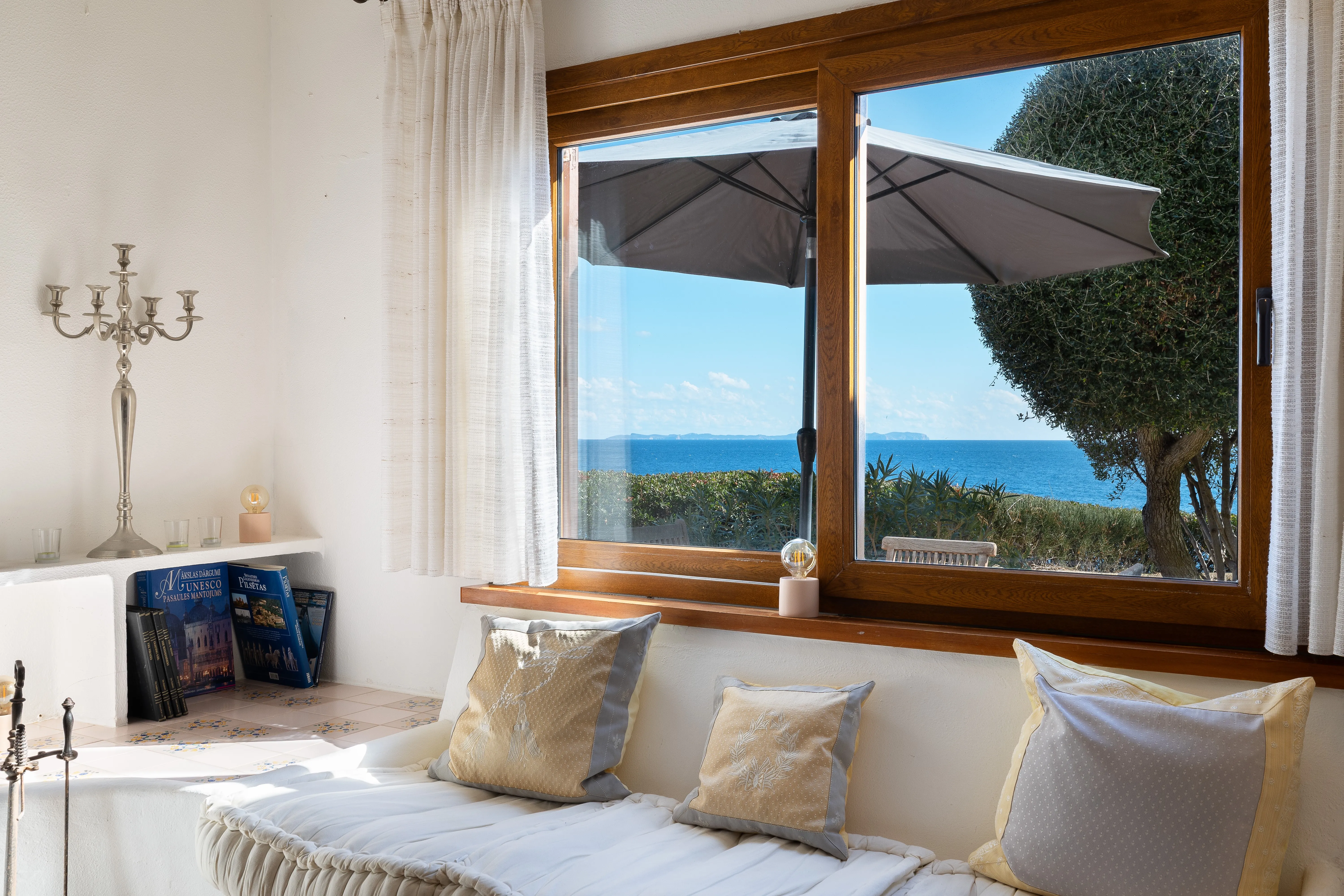 Villa i frontlinjen i Cala Pi med stort potentiale-4