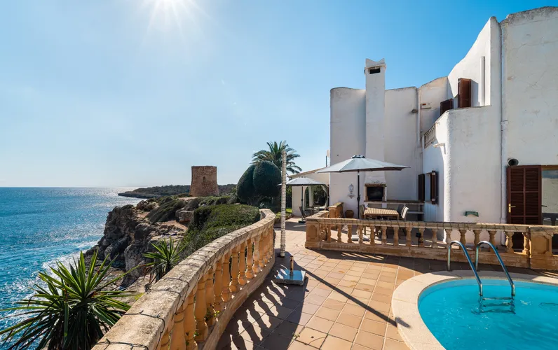 Villa in eerste zeelijn met groot potentieel