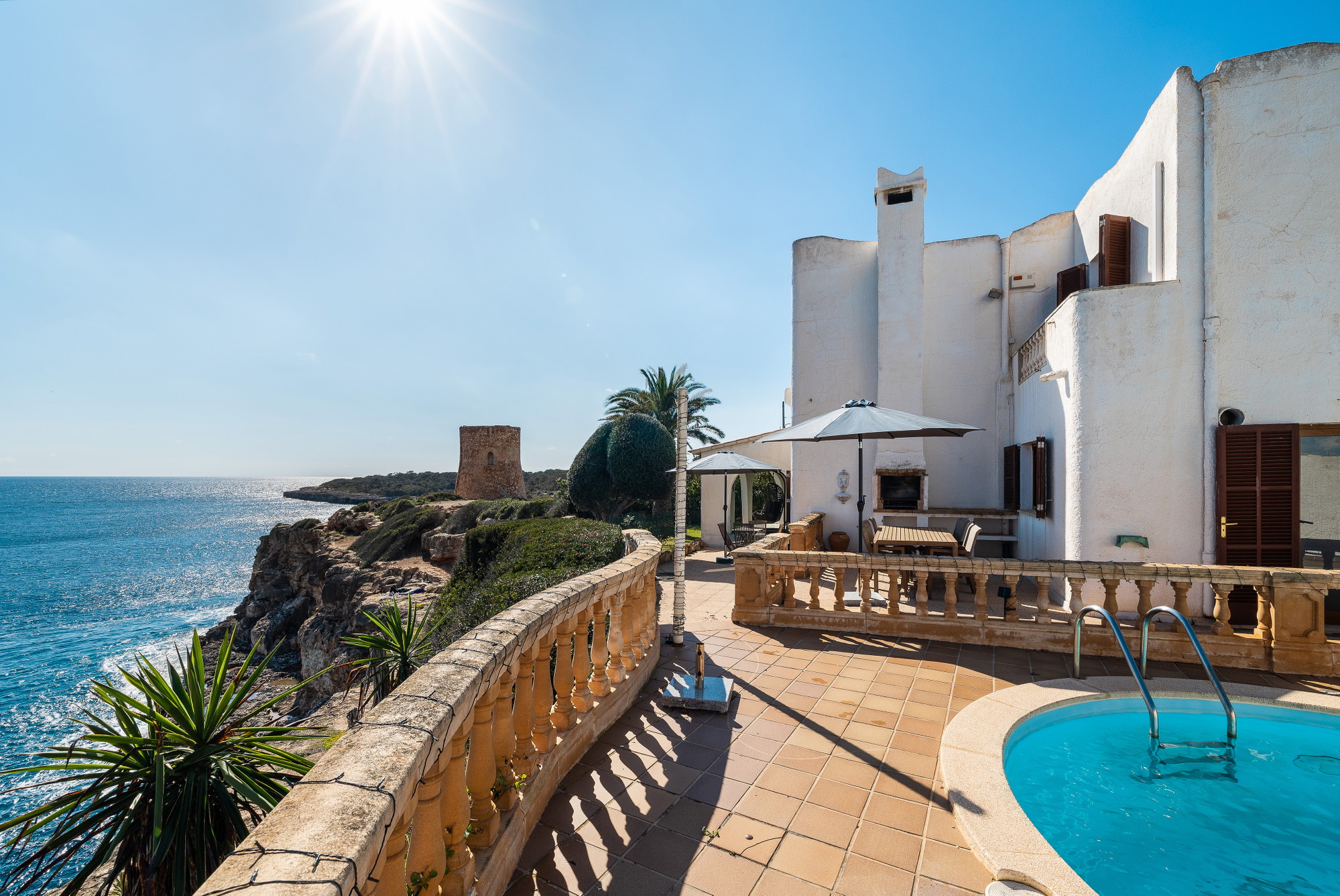 Villa en primera línea de mar con gran potencial