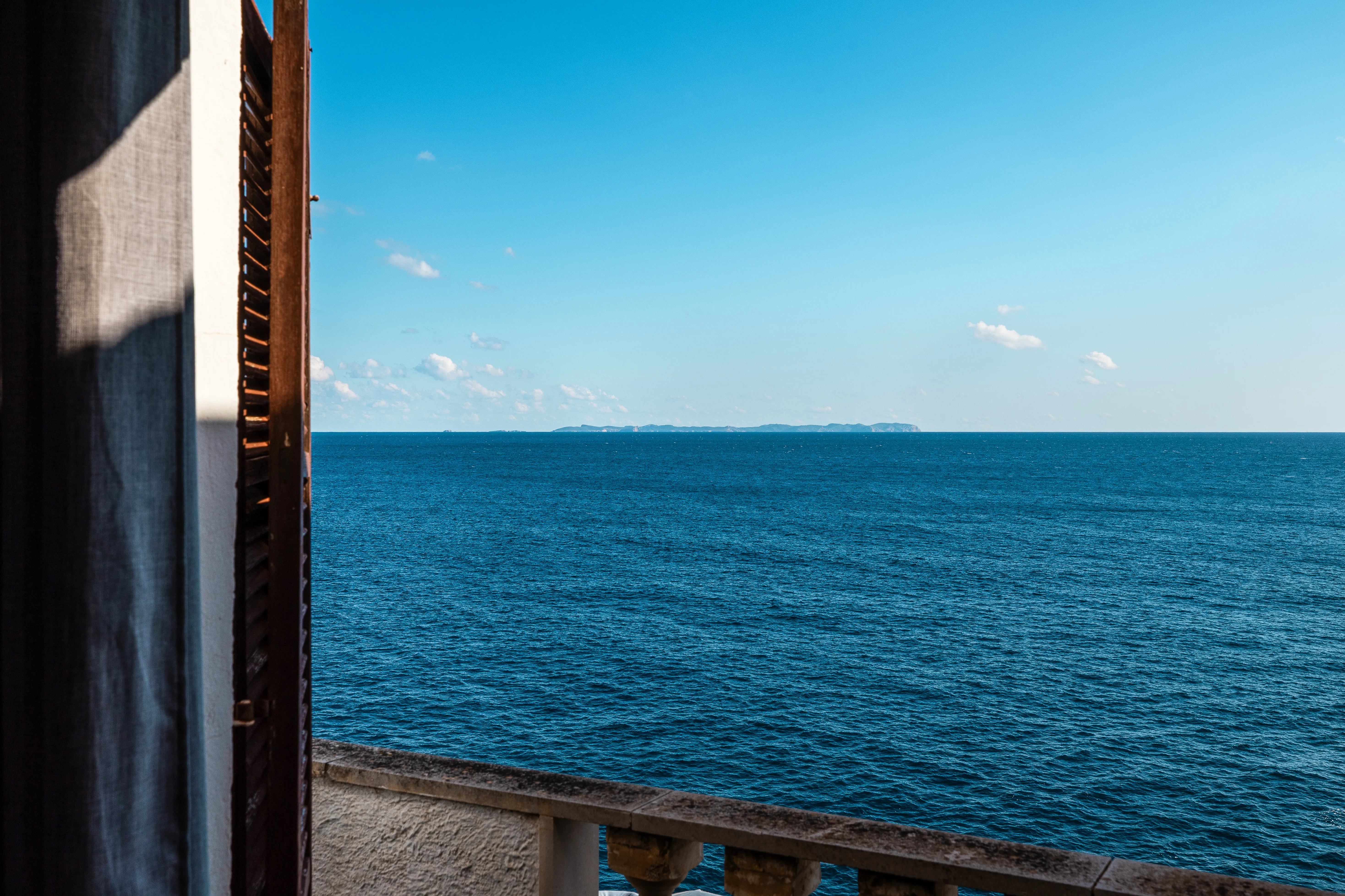 Villa i frontlinjen i Cala Pi med stort potentiale-15