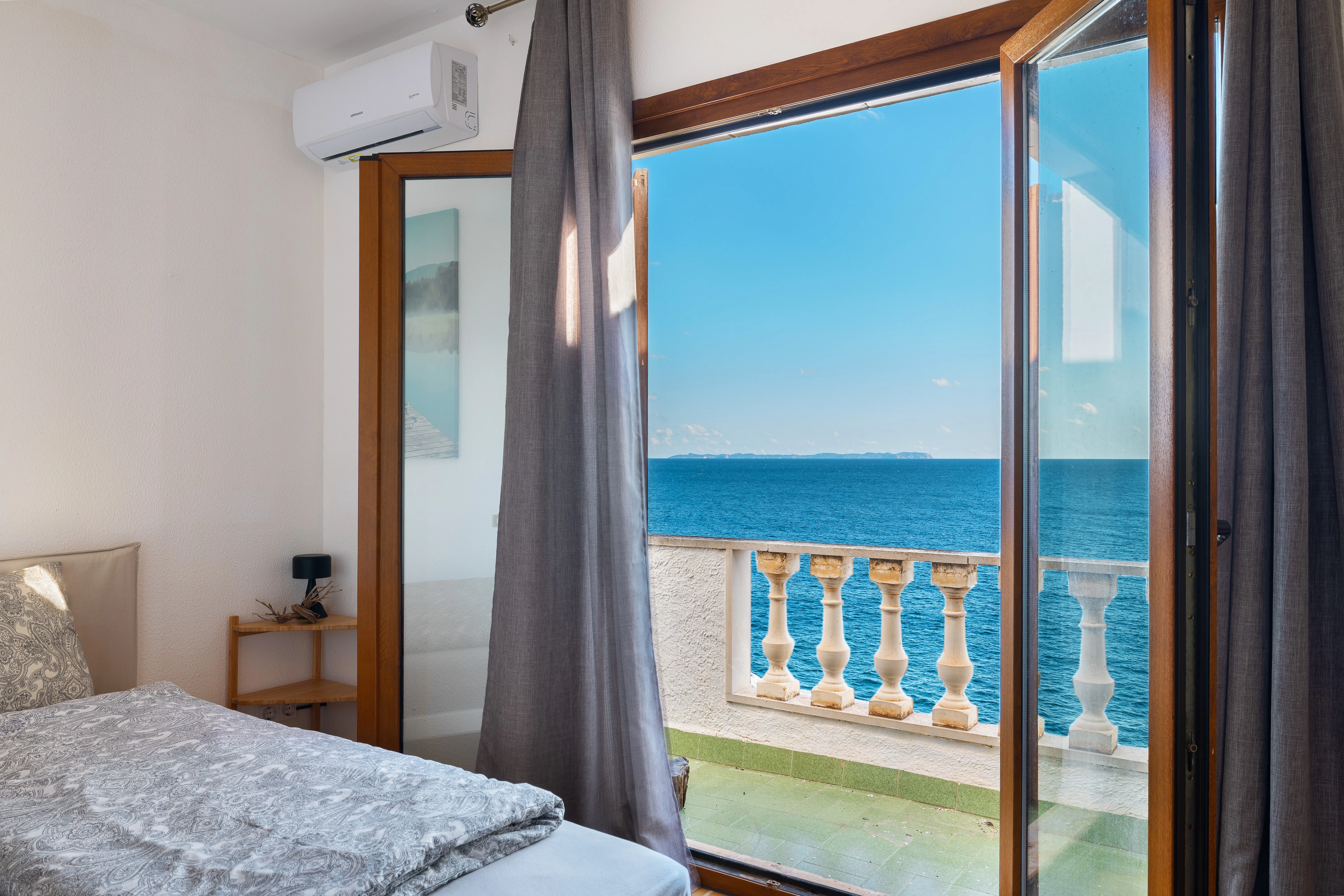 Villa i frontlinjen i Cala Pi med stort potentiale-14