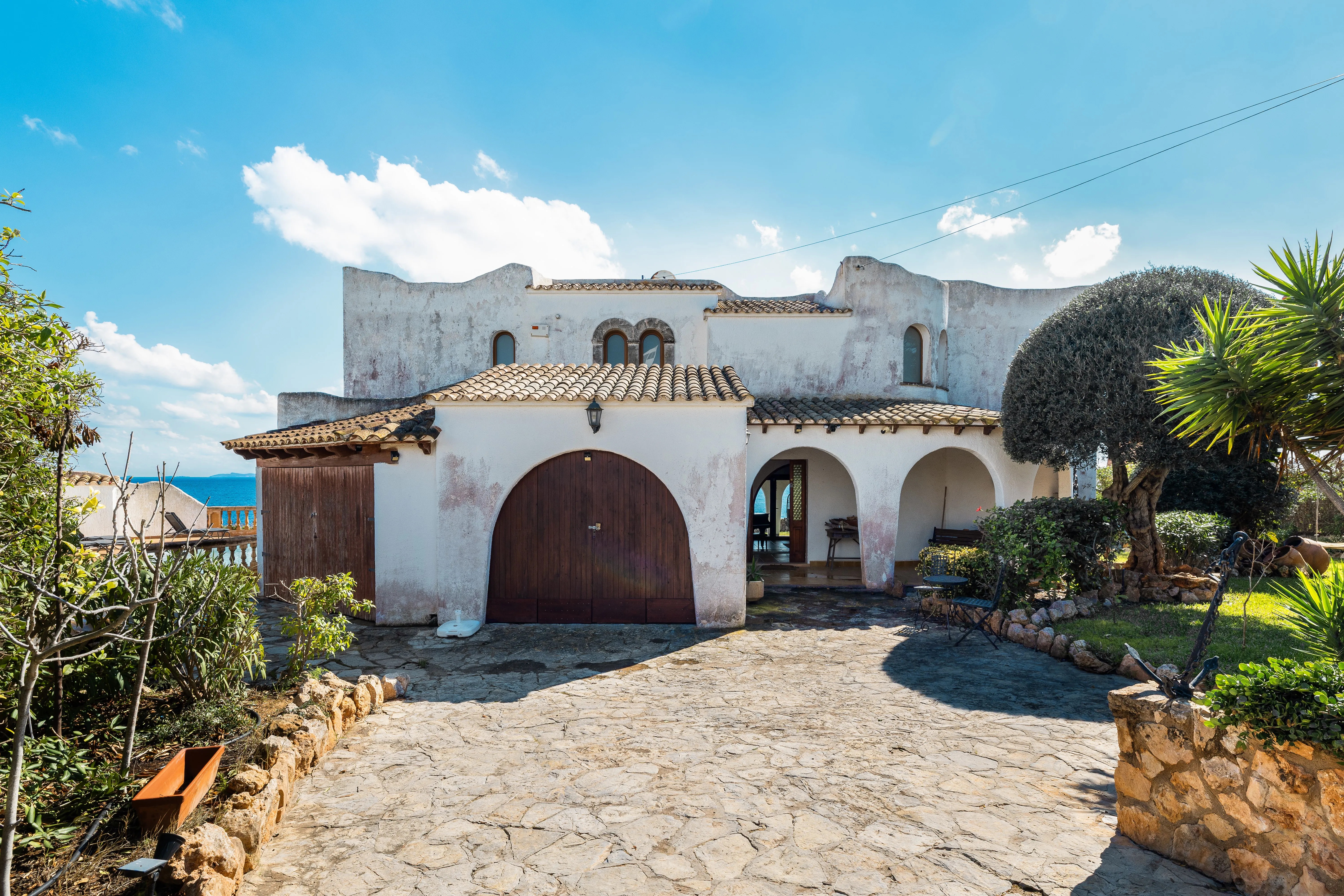 Villa i frontlinjen i Cala Pi med stort potentiale-18