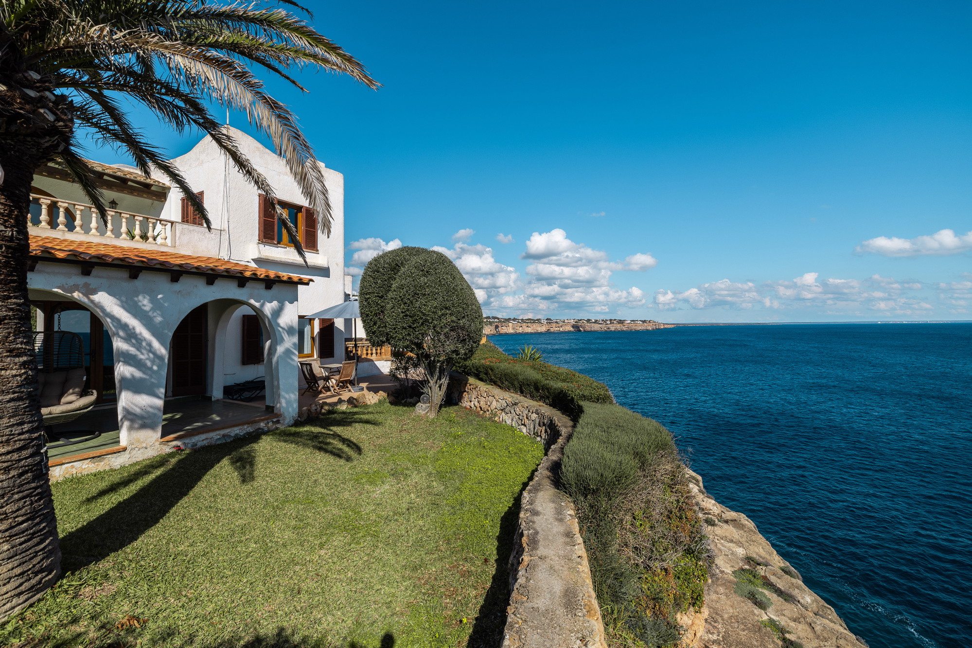 Villa i frontlinjen i Cala Pi med stort potentiale
