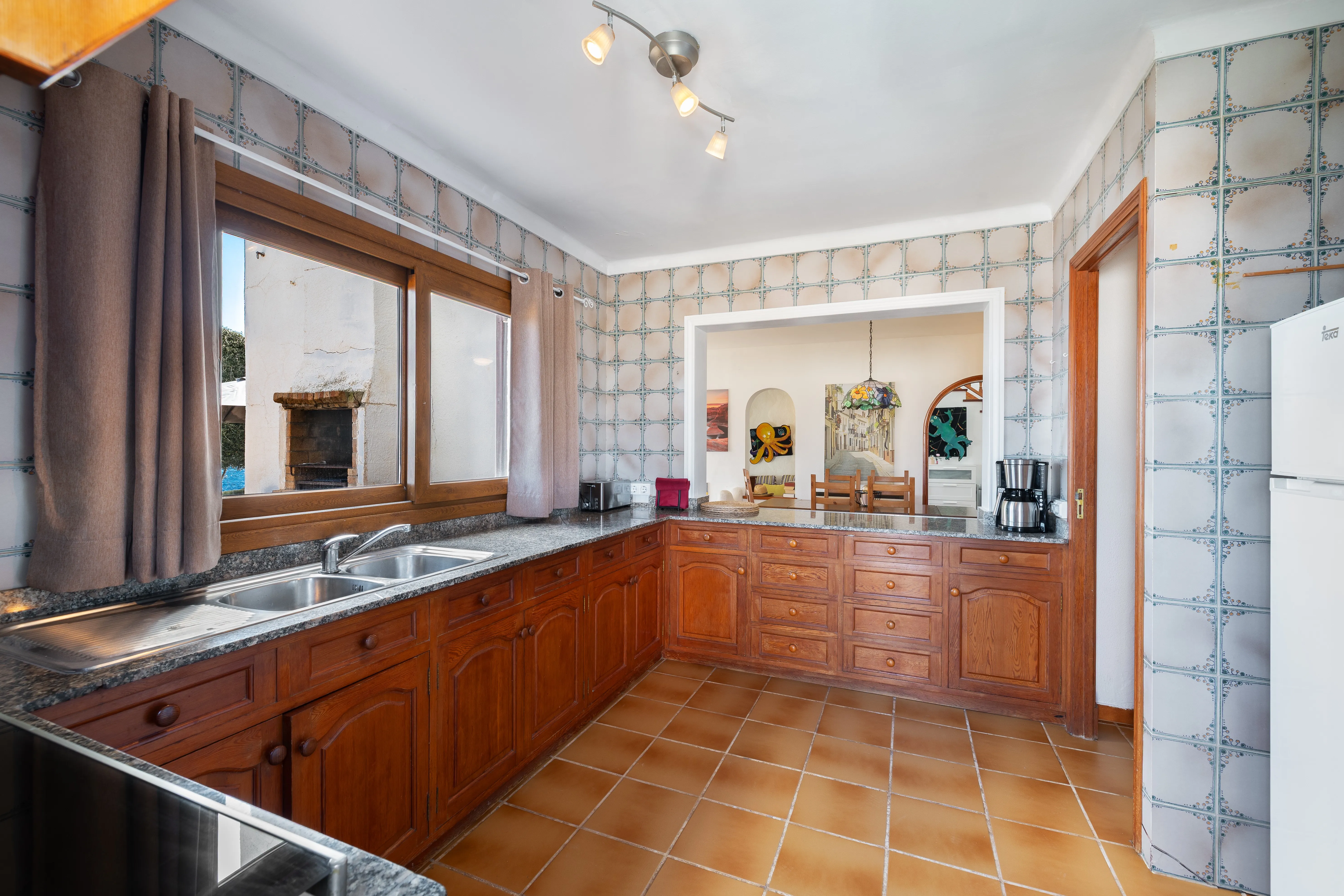 Villa i frontlinjen i Cala Pi med stort potentiale-7