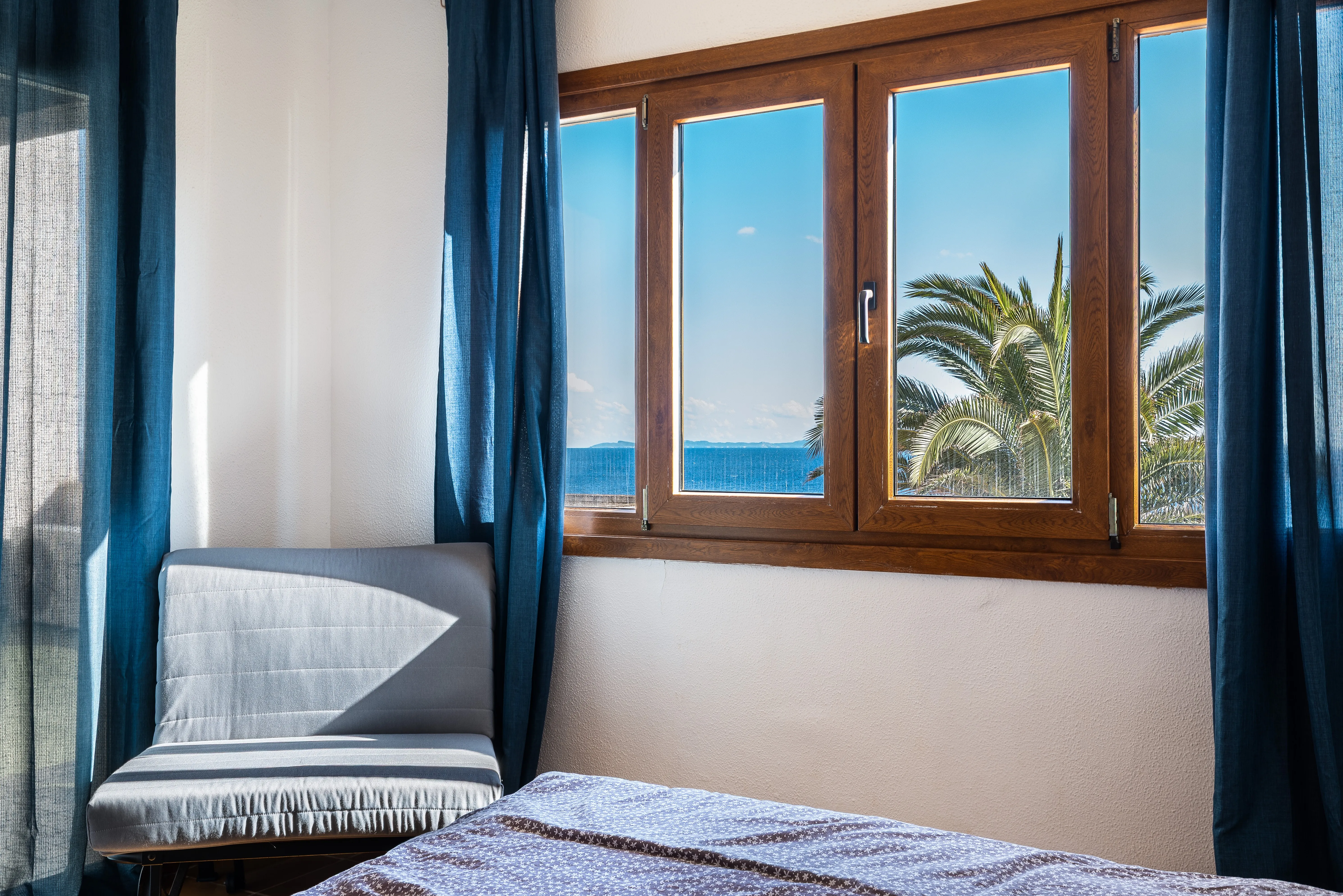 Villa i frontlinjen i Cala Pi med stort potentiale-12