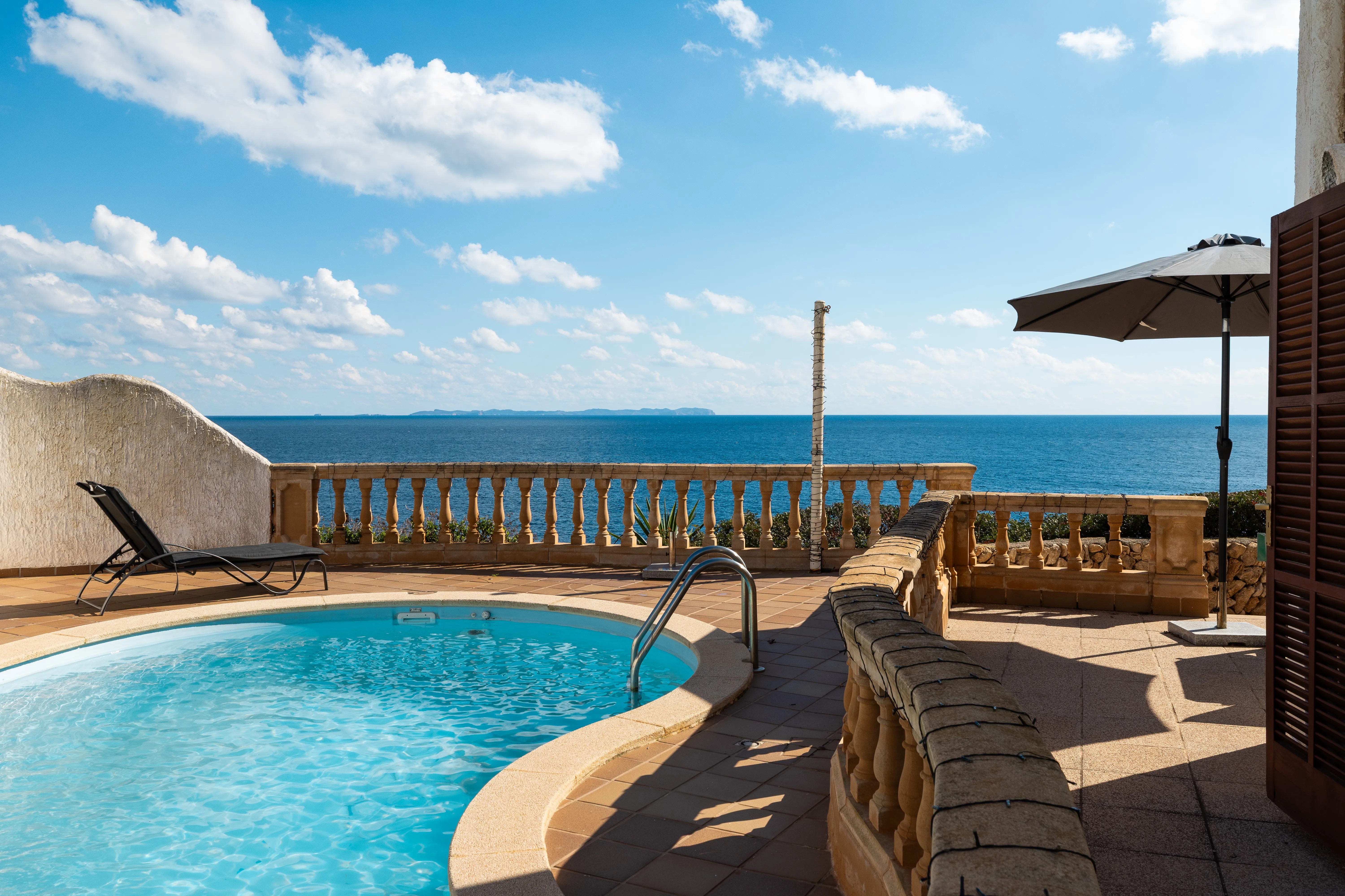 Villa i frontlinjen i Cala Pi med stort potentiale-16