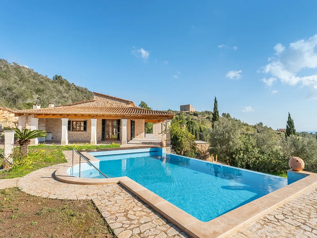 Spacious finca with far-reaching views to the sea-1