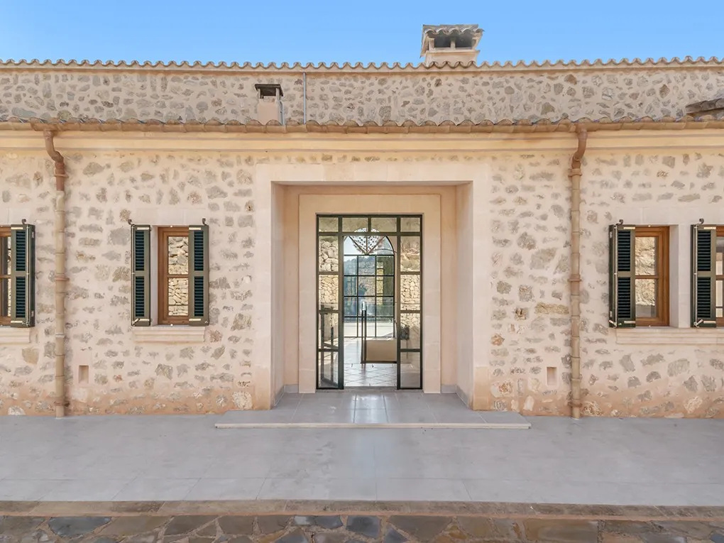 Spacious finca with far-reaching views to the sea-3