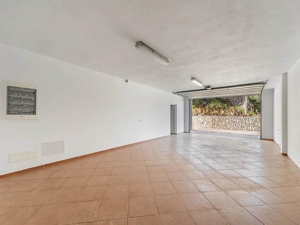 Spacious finca with far-reaching views to the sea-16