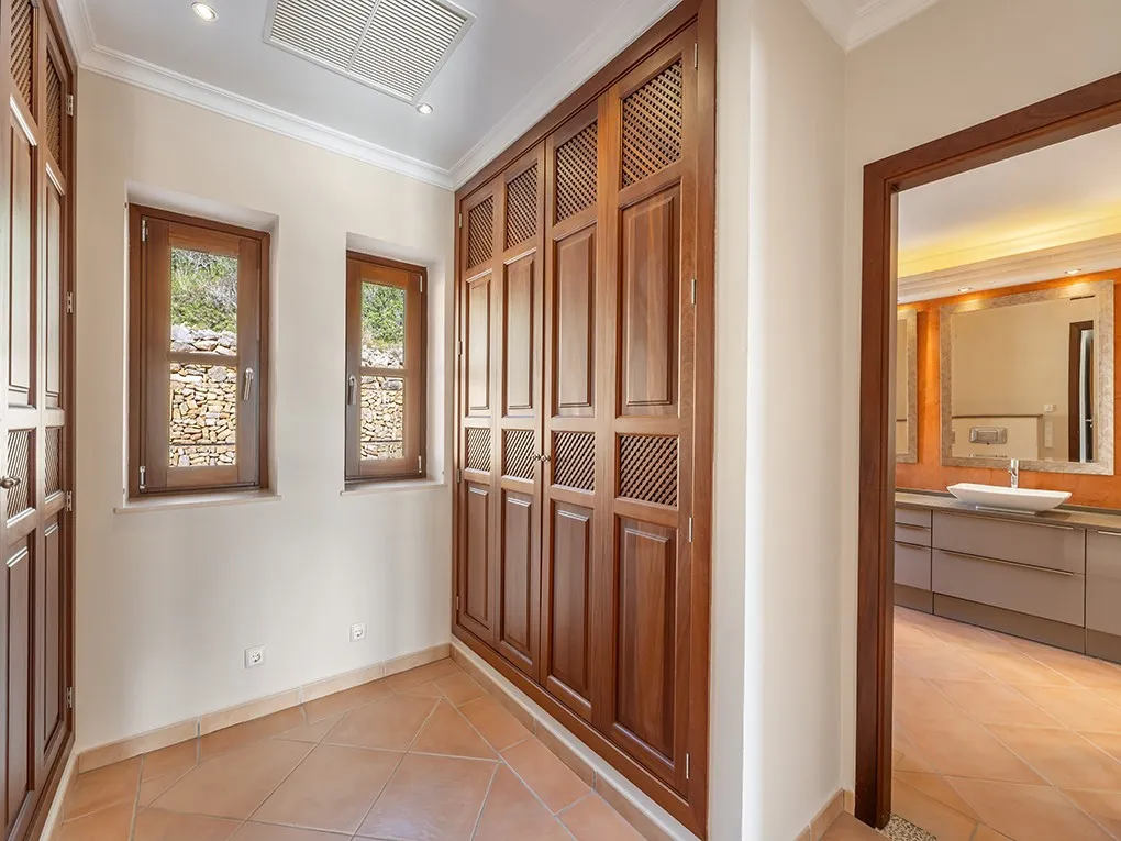 Spacious finca with far-reaching views to the sea-8