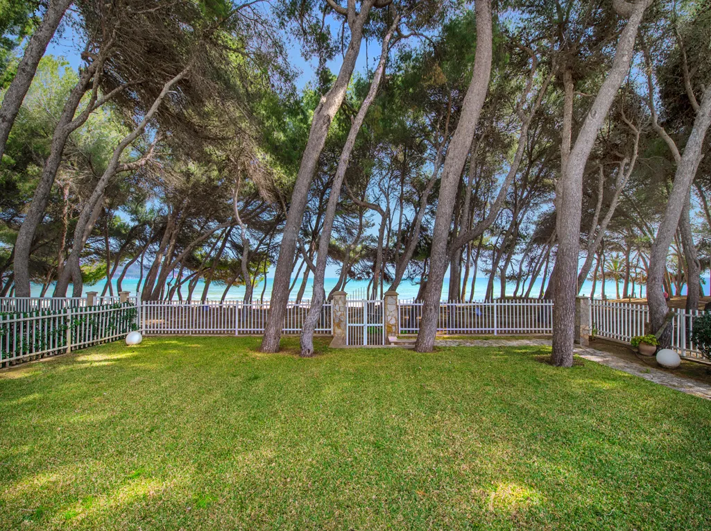 Frontline Villa w doskonałej lokalizacji na sprzedaż, Puerto Alcudia-2