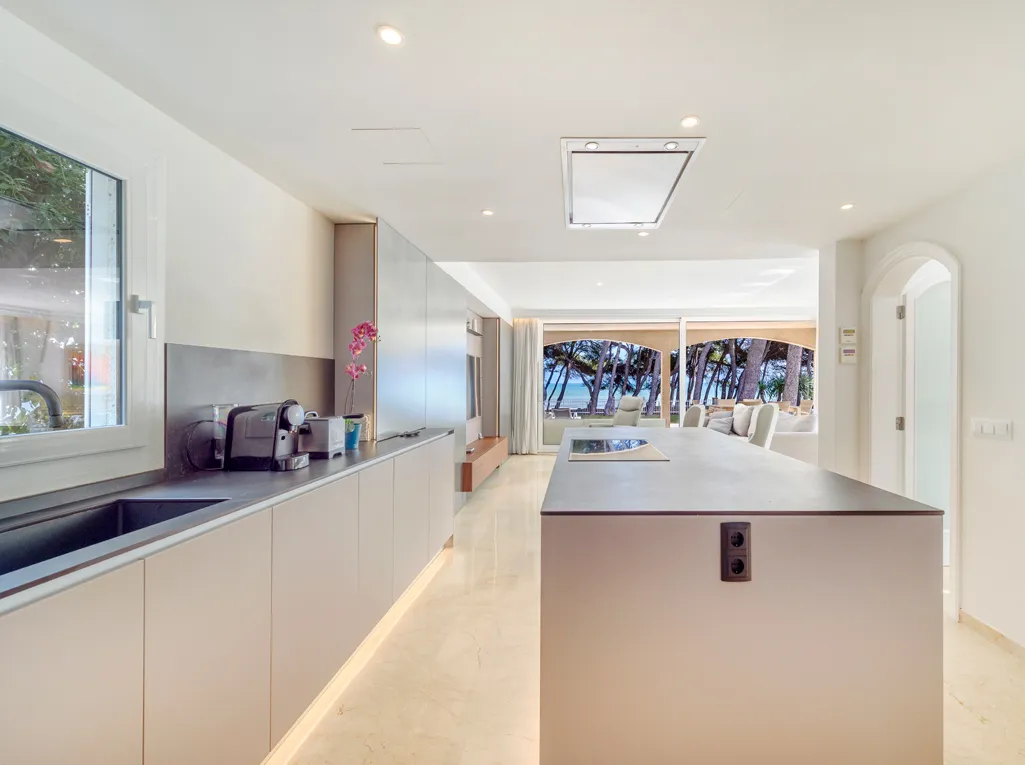 Frontline Villa w doskonałej lokalizacji na sprzedaż, Puerto Alcudia-6