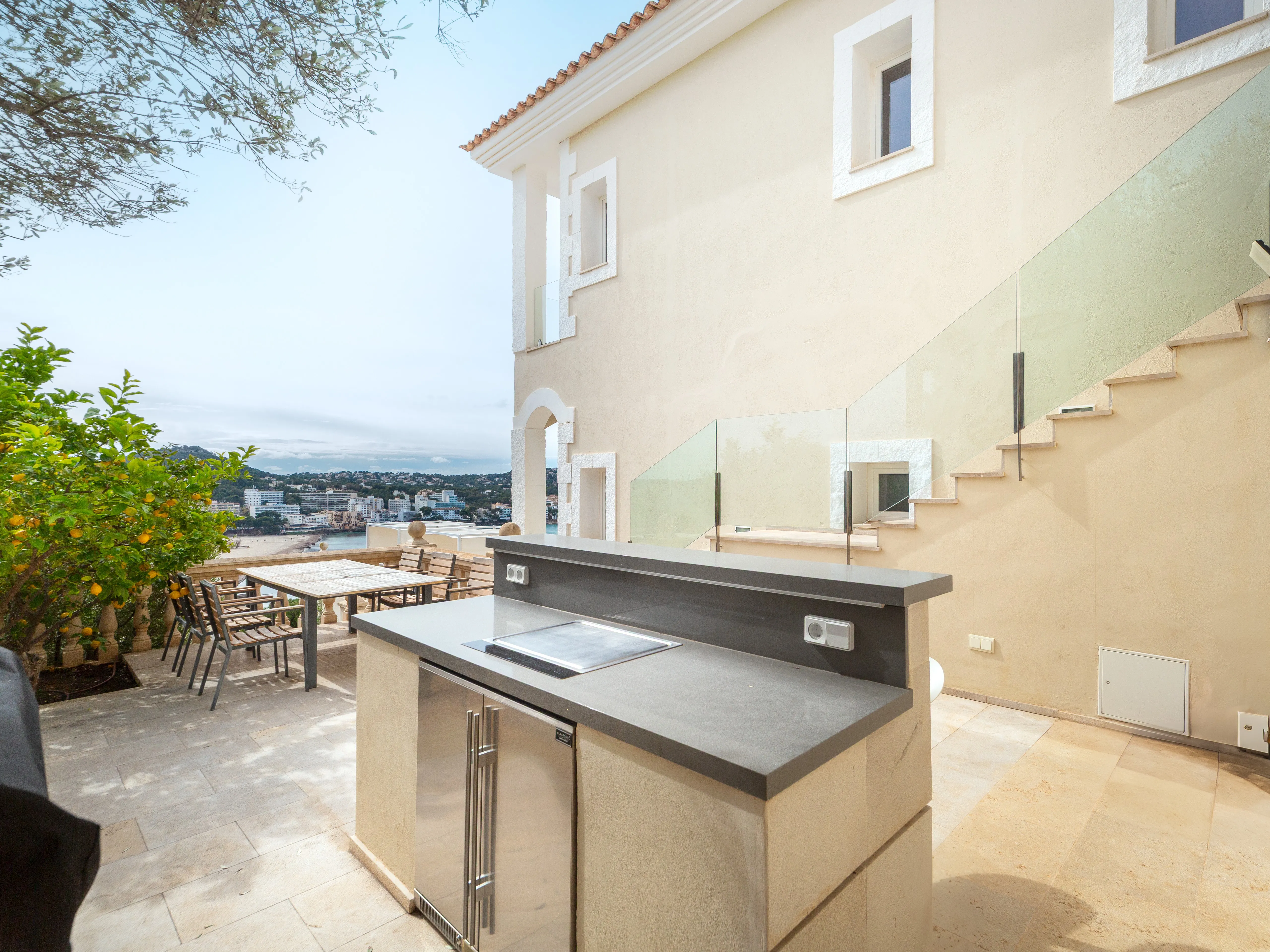 Elegante villa met fantastisch uitzicht op zee-18