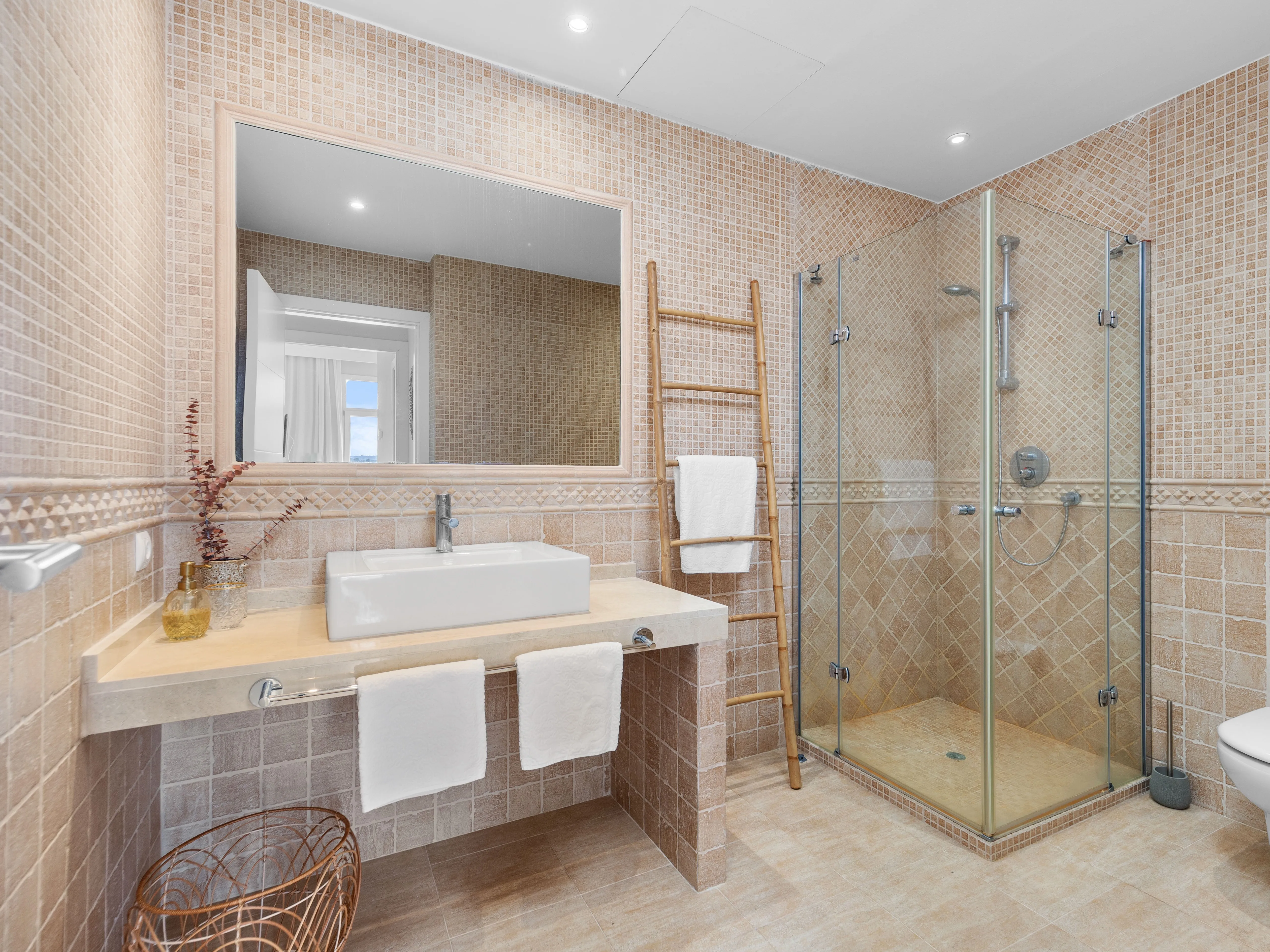 Elegante villa met fantastisch uitzicht op zee-12