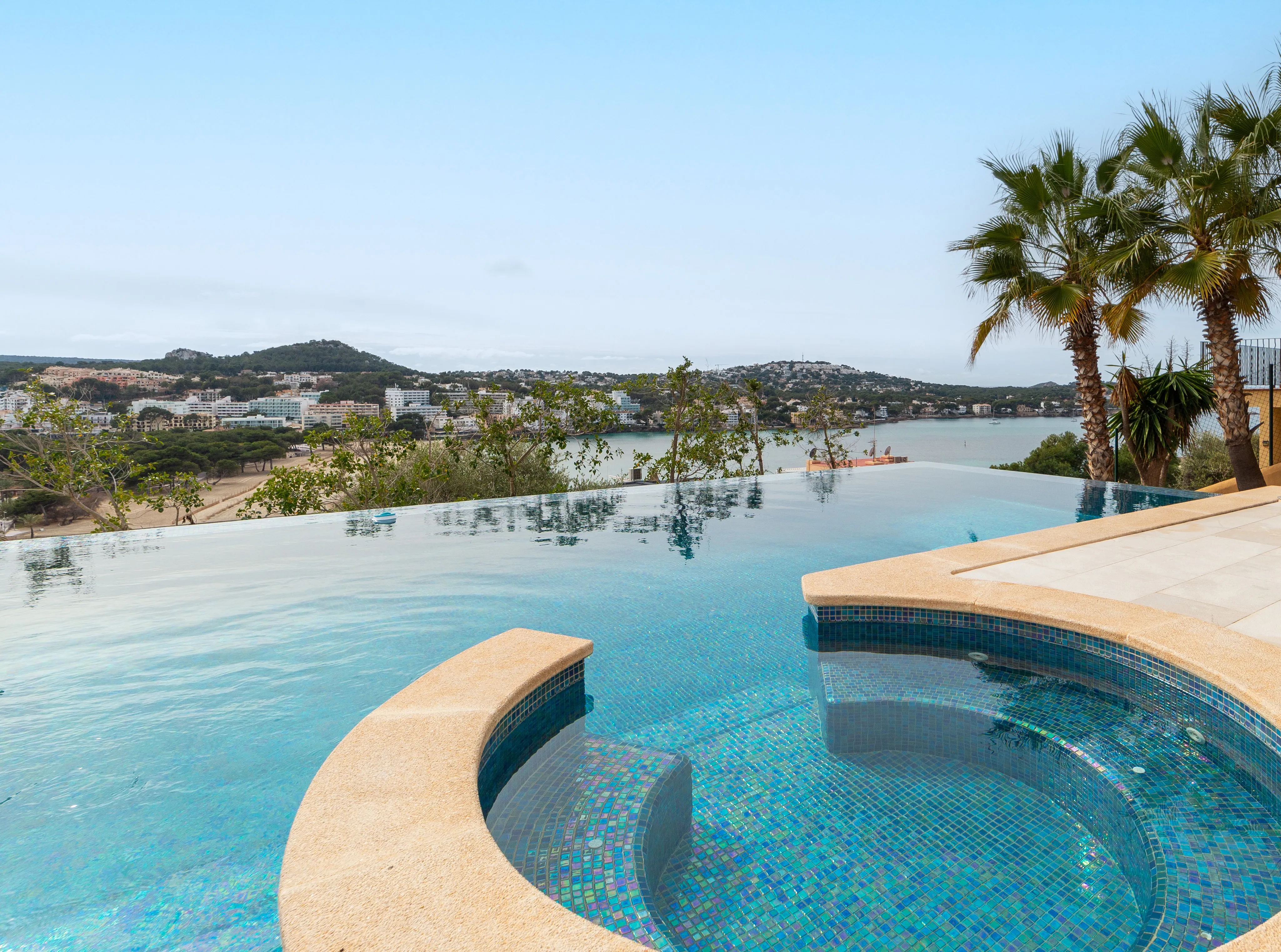 Elegante villa con fantásticas vistas al mar-1