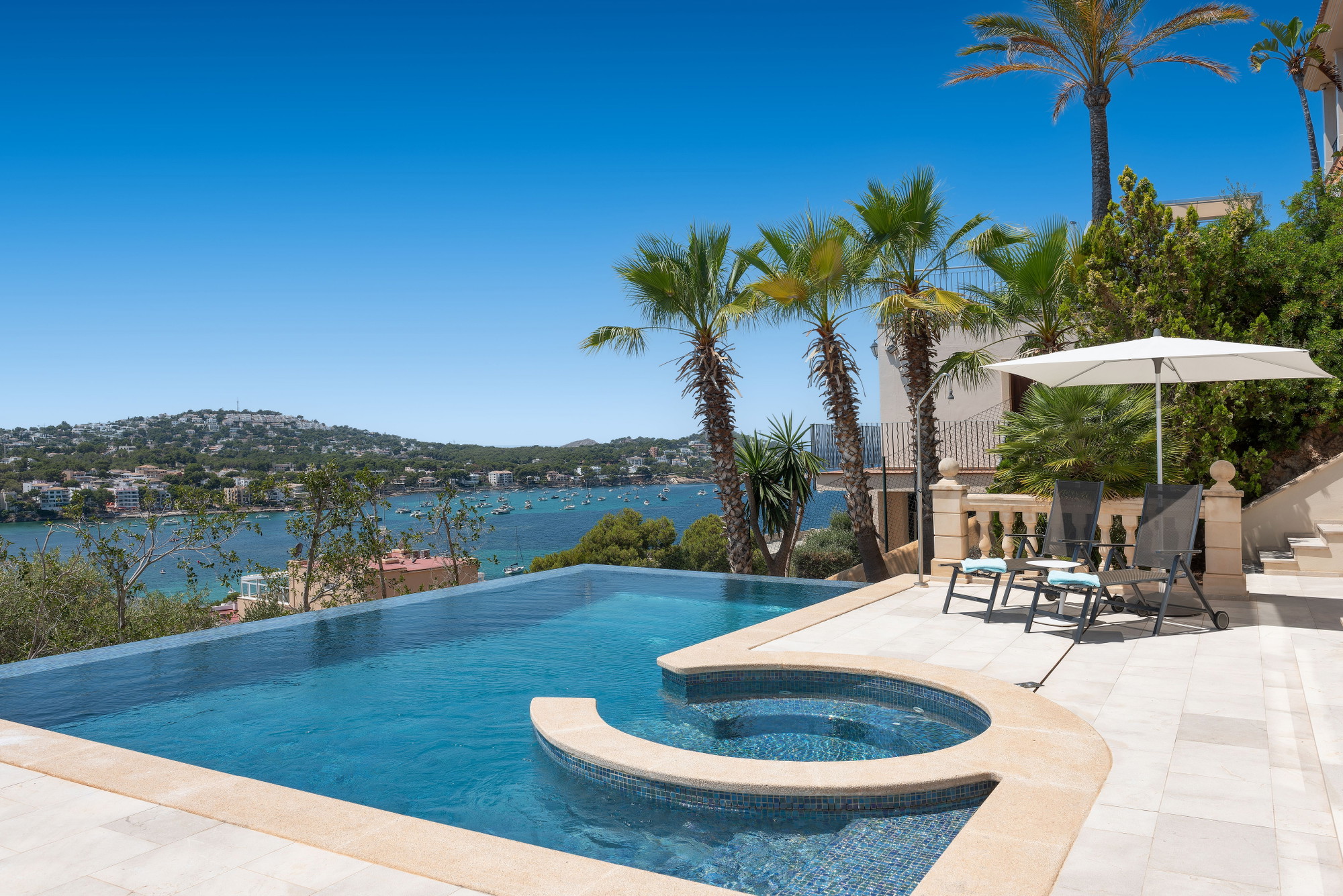 Elegante villa con fantásticas vistas al mar