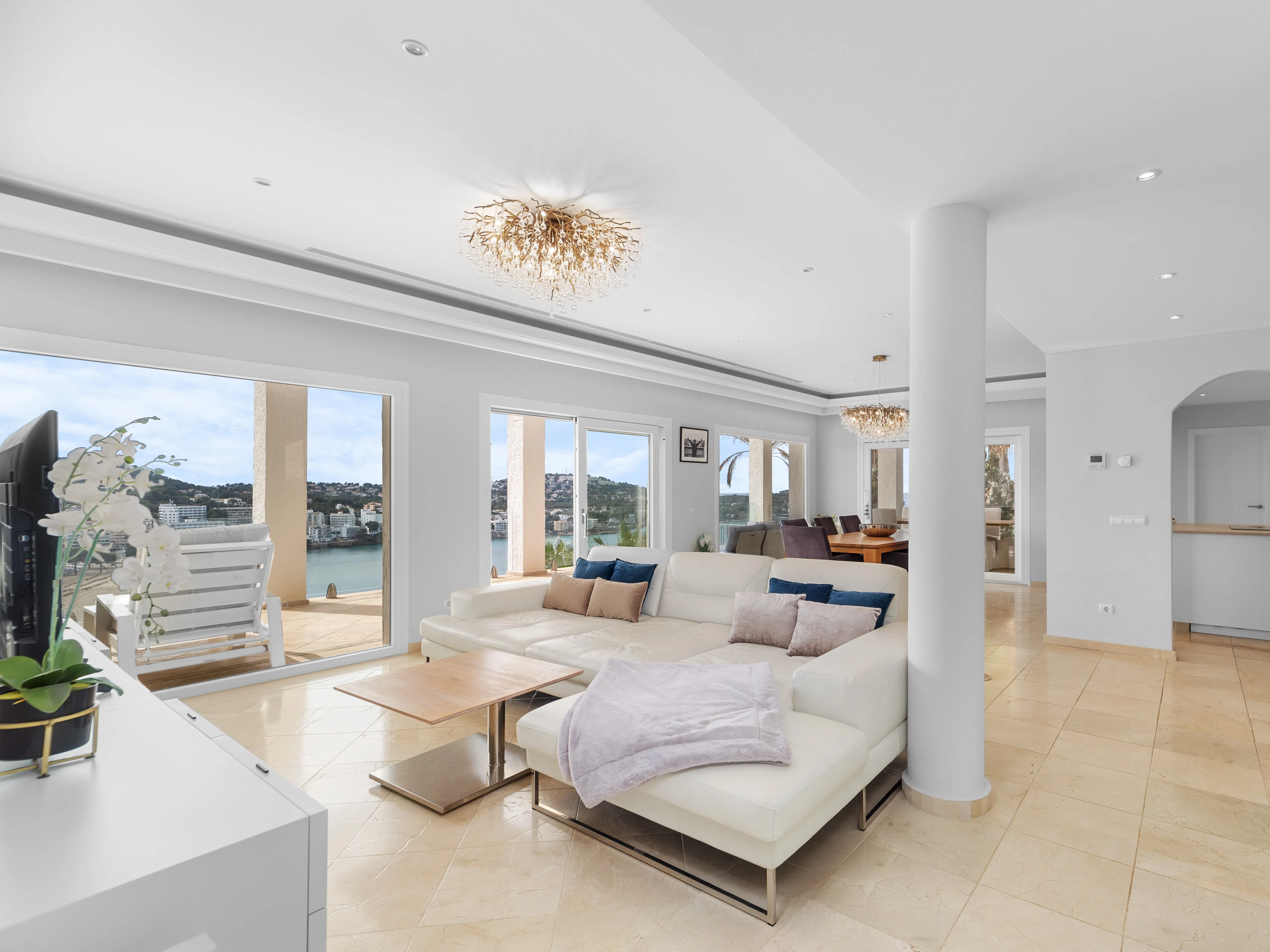 Elegante villa met fantastisch uitzicht op zee-3